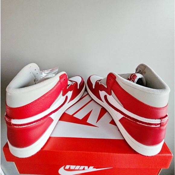 NWB Jordan 1 Retro High OG Varsity Red - Picture 4 of 4